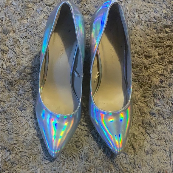 Shiny silver stilettos 👠 - Picture 2 of 5